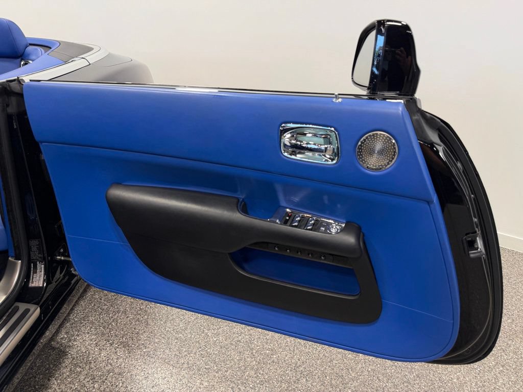 Used 2019 Rolls-Royce Dawn RWD image 19