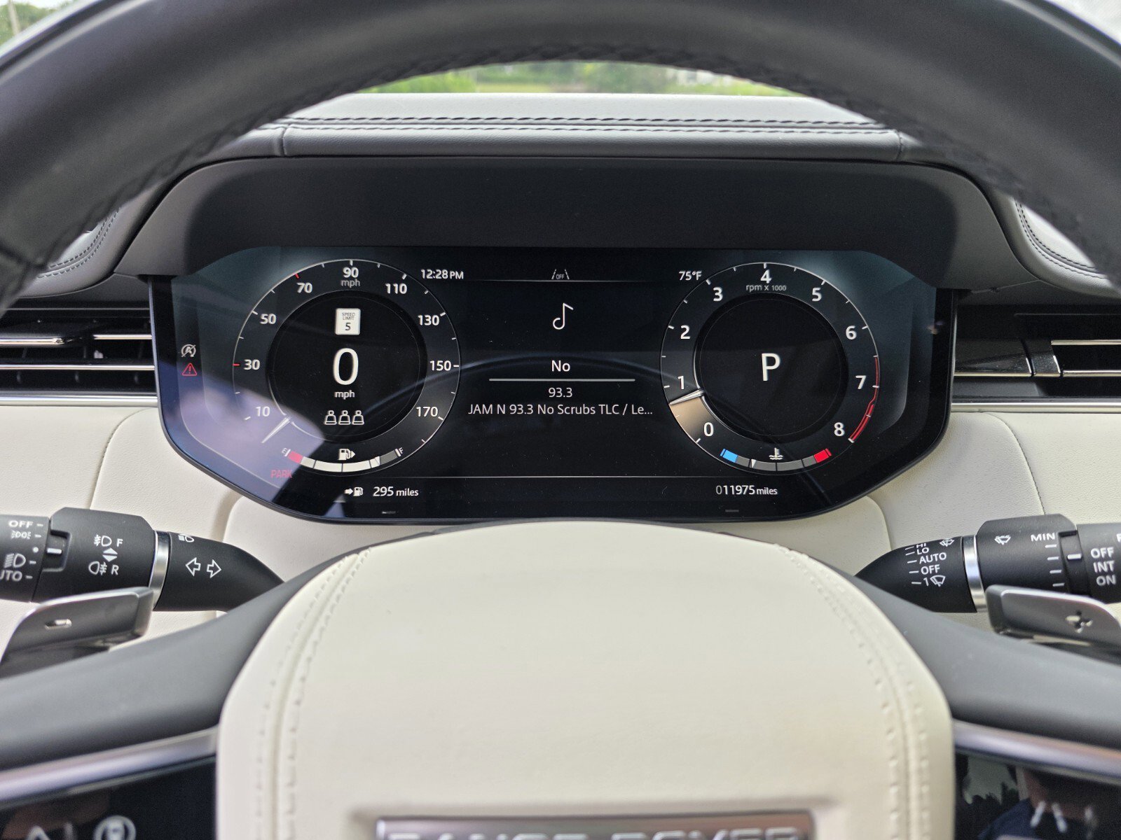 Certified 2025 Land Rover Range Rover SE image 18