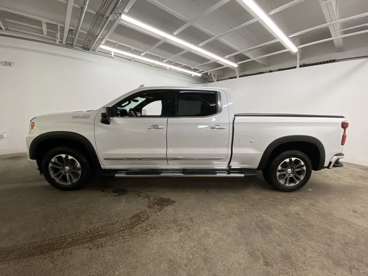 Used 2024 Chevrolet Silverado 1500 High Country w/ Technology Package AWD/4WD image 3