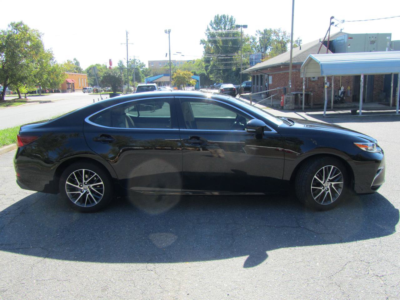Used 2016 Lexus ES 350 w/ Luxury Pkg & Navigation w/ Luxury Package w/Wood Trim FWD image 11