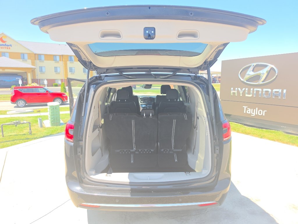 Used 2023 Chrysler Pacifica Touring-L FWD image 16
