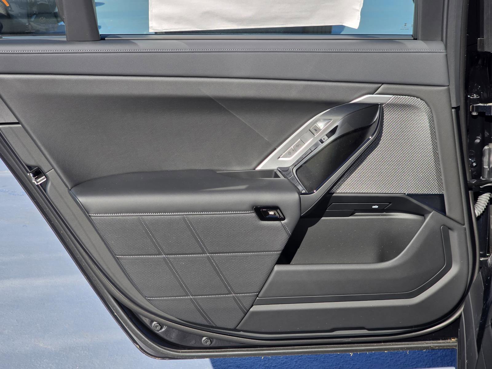 New 2025 BMW 750e xDrive w/ Premium Package image 5