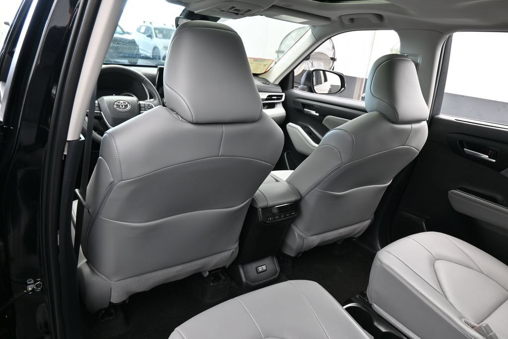 Used 2026 Toyota Highlander XLE AWD/4WD image 35