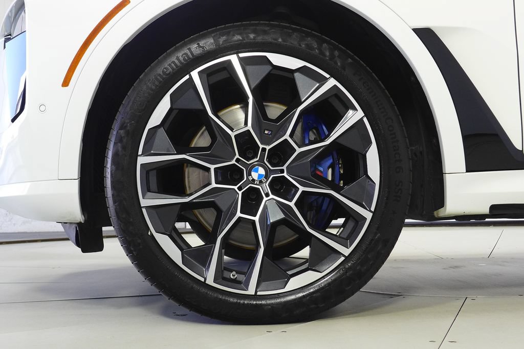 Certified 2024 BMW X7 xDrive40i w/ M Sport Package AWD/4WD image 4