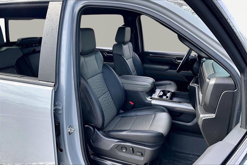 Used 2024 Chevrolet Silverado 2500 ZR2 w/ Technology Package image 7