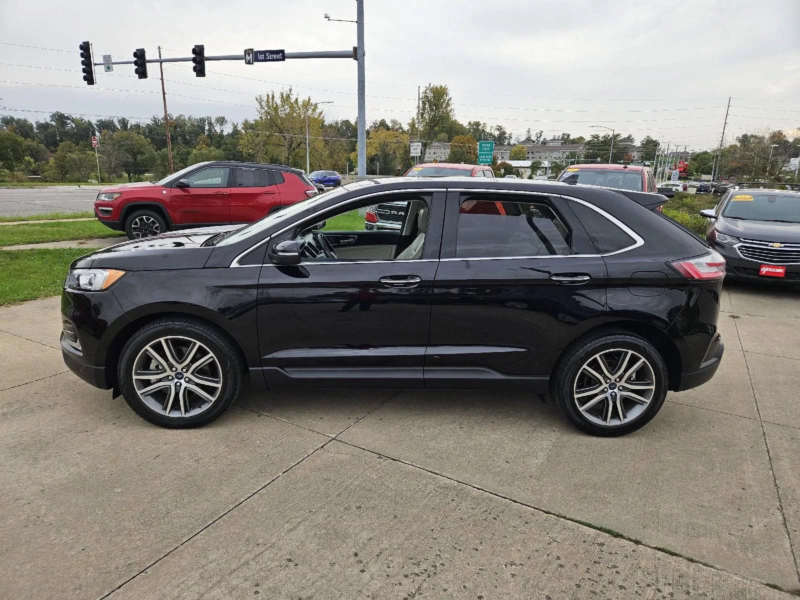 Used 2020 Ford Edge Titanium w/ Class II Trailer Tow Package AWD/4WD image 4