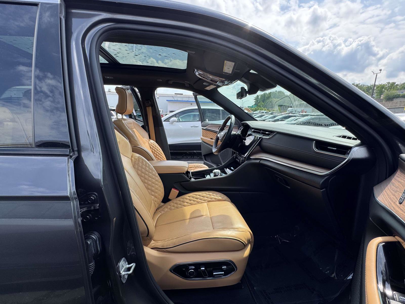 Used 2023 Jeep Grand Cherokee Summit w/ Adv Protech Group IV AWD/4WD image 15