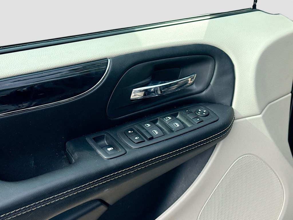 Used 2020 Dodge Grand Caravan SXT image 17