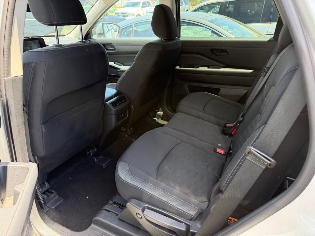 Used 2025 Nissan Pathfinder SV FWD image 5