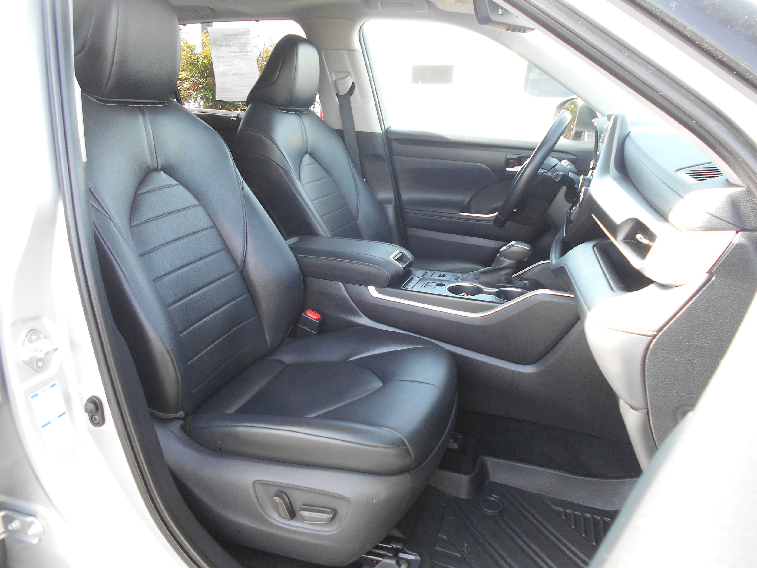 Used 2021 Toyota Highlander XLE AWD/4WD image 9