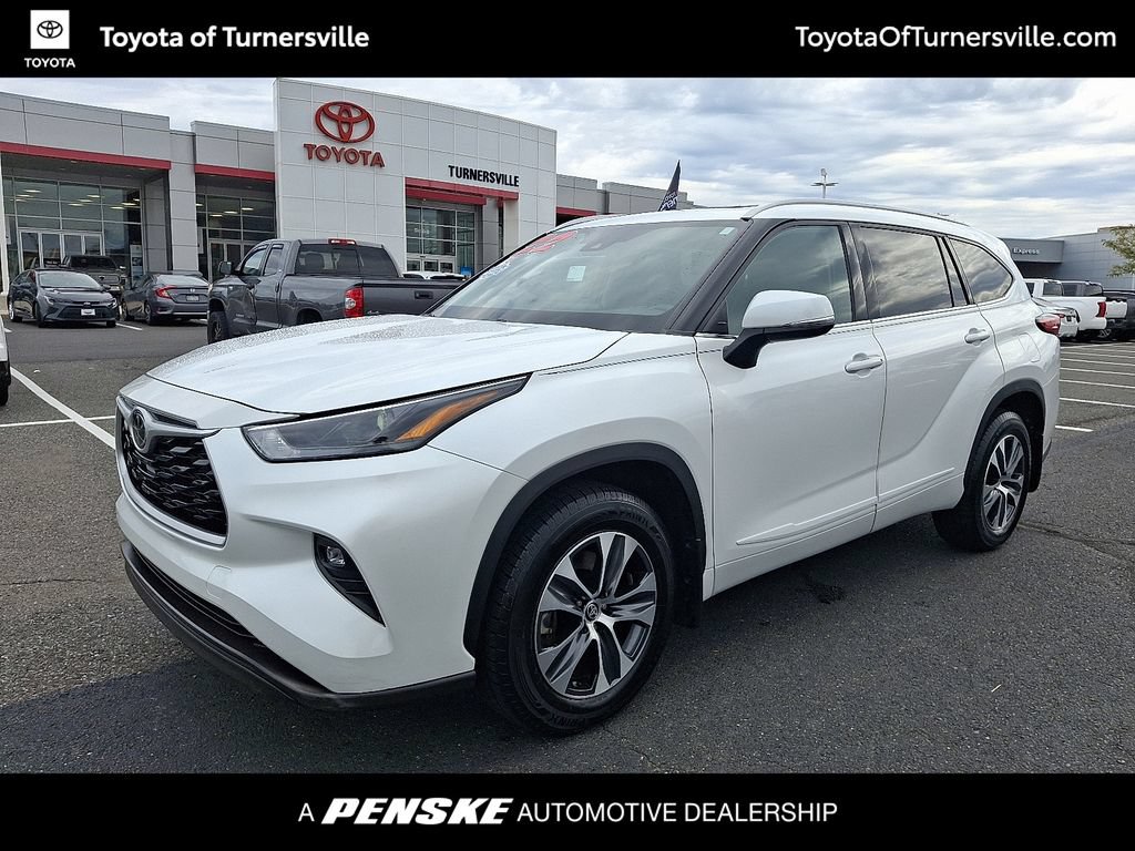Used 2022 Toyota Highlander XLE AWD/4WD video 1