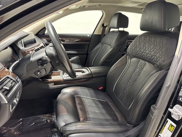 Used 2022 BMW 750i xDrive w/ Luxury Rear Seating Package image 14