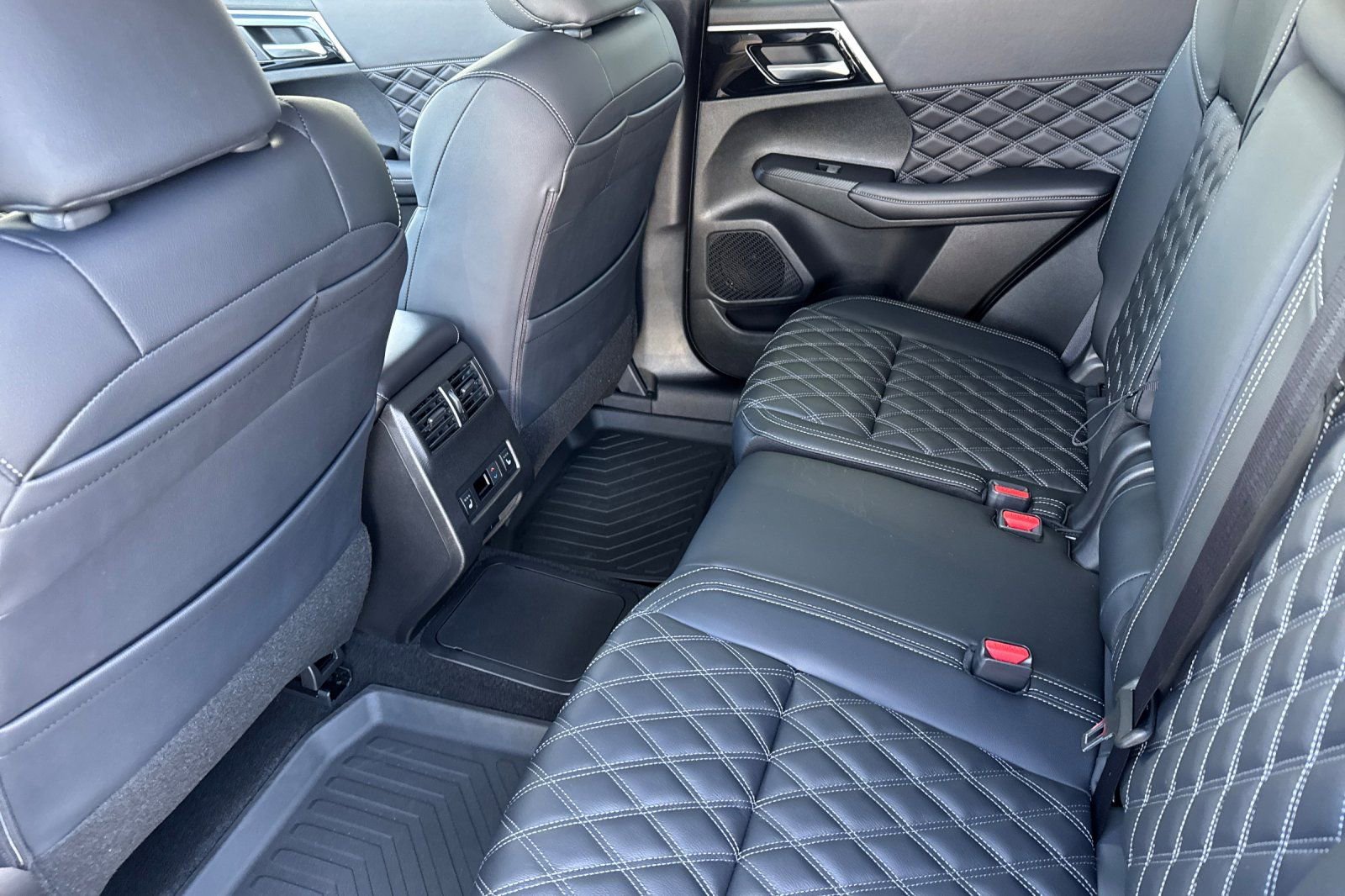 New 2025 Mitsubishi Outlander SEL image 11