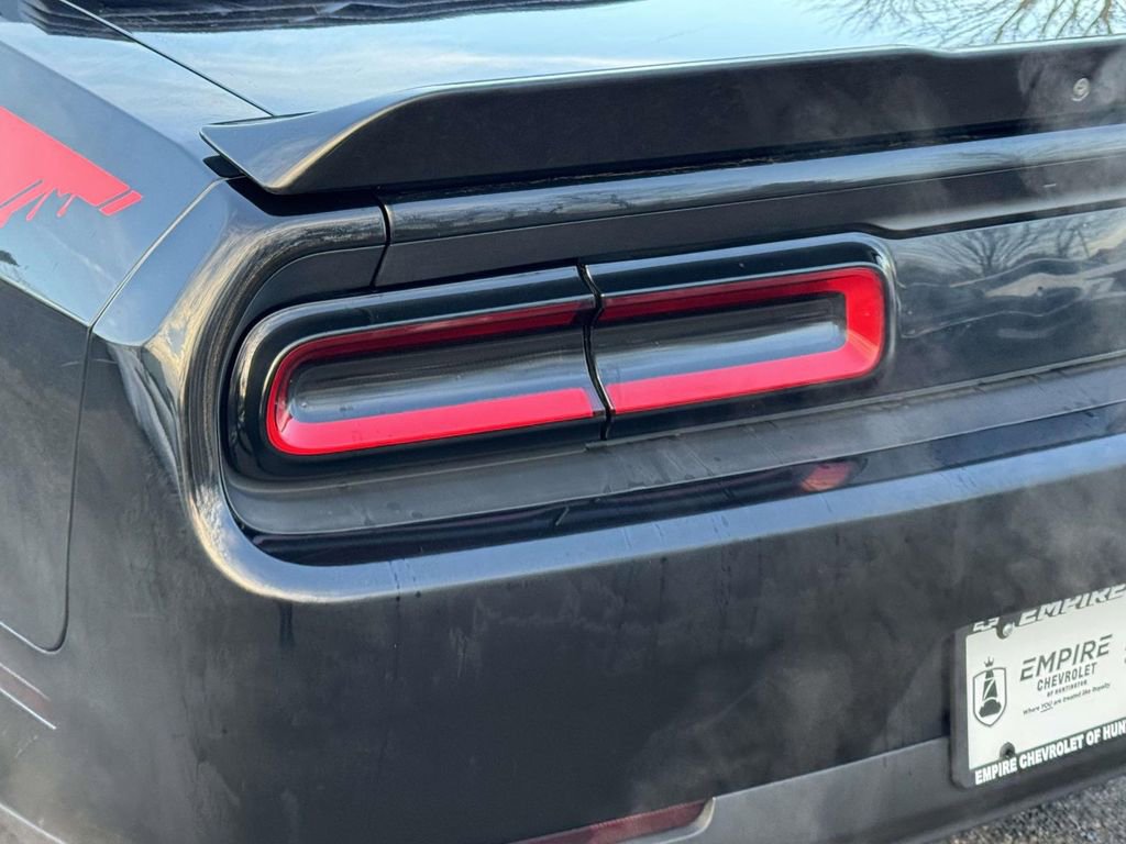 Used 2018 Dodge Challenger R/T RWD image 8