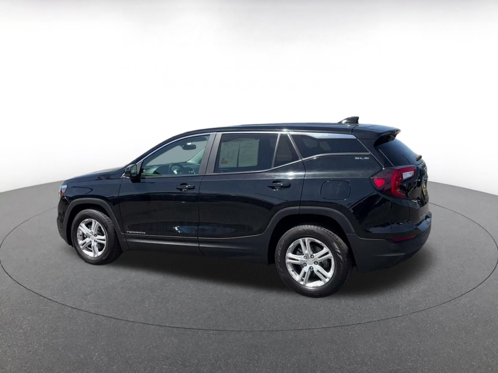 Used 2024 GMC Terrain SLE FWD image 9