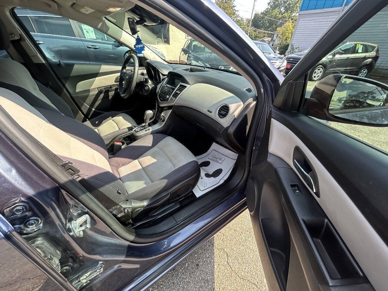 Used 2013 Chevrolet Cruze LS FWD image 9