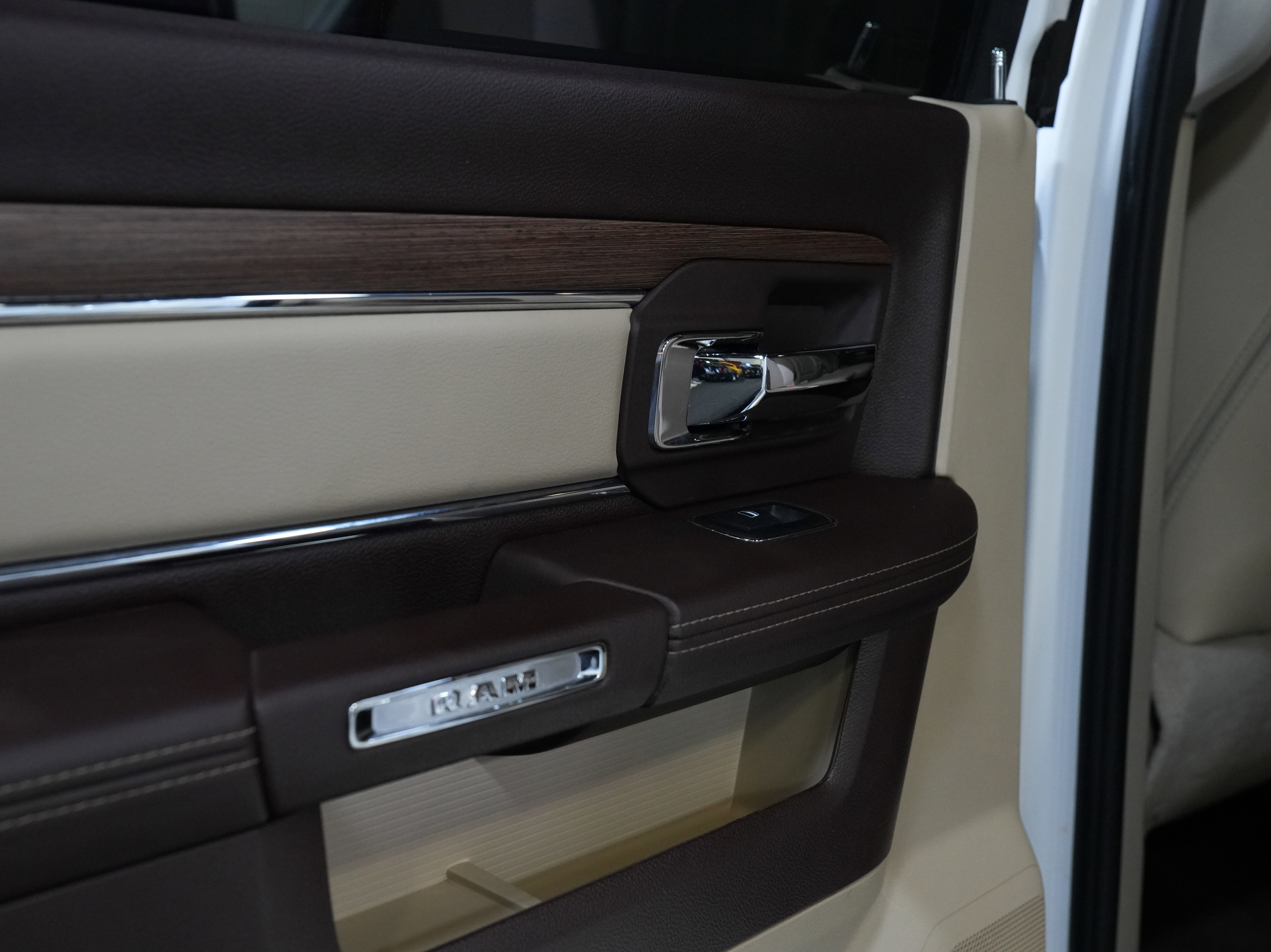 Used 2015 RAM 2500 Laramie w/ Convenience Group image 27