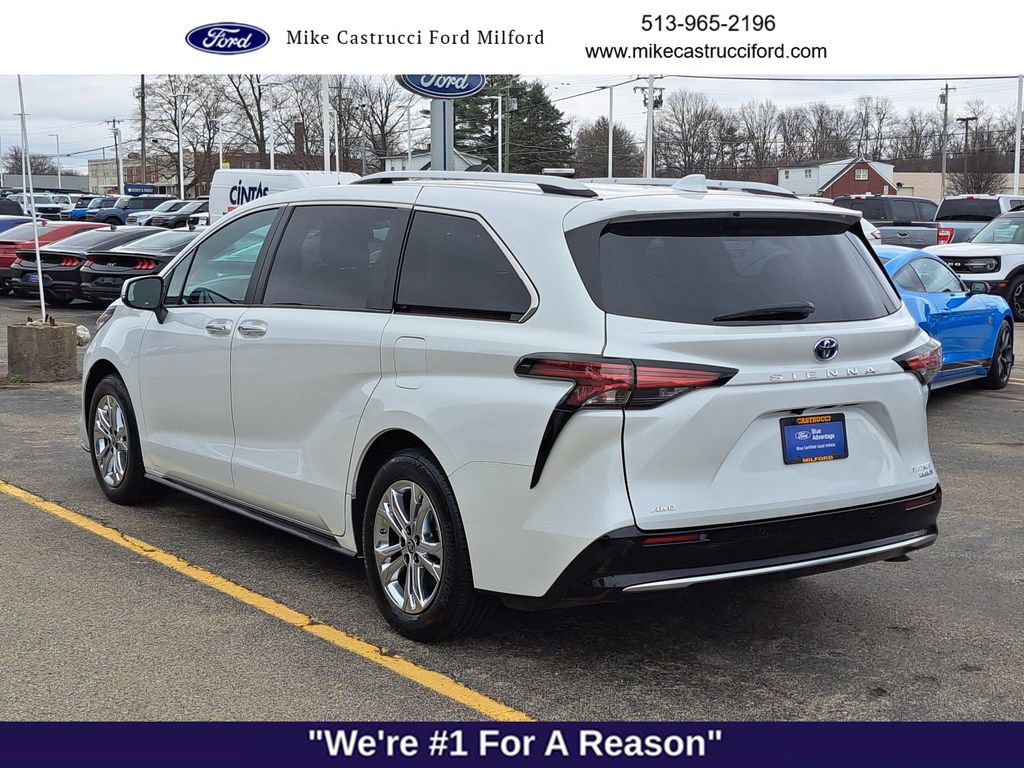 Used 2024 Toyota Sienna Platinum image 3