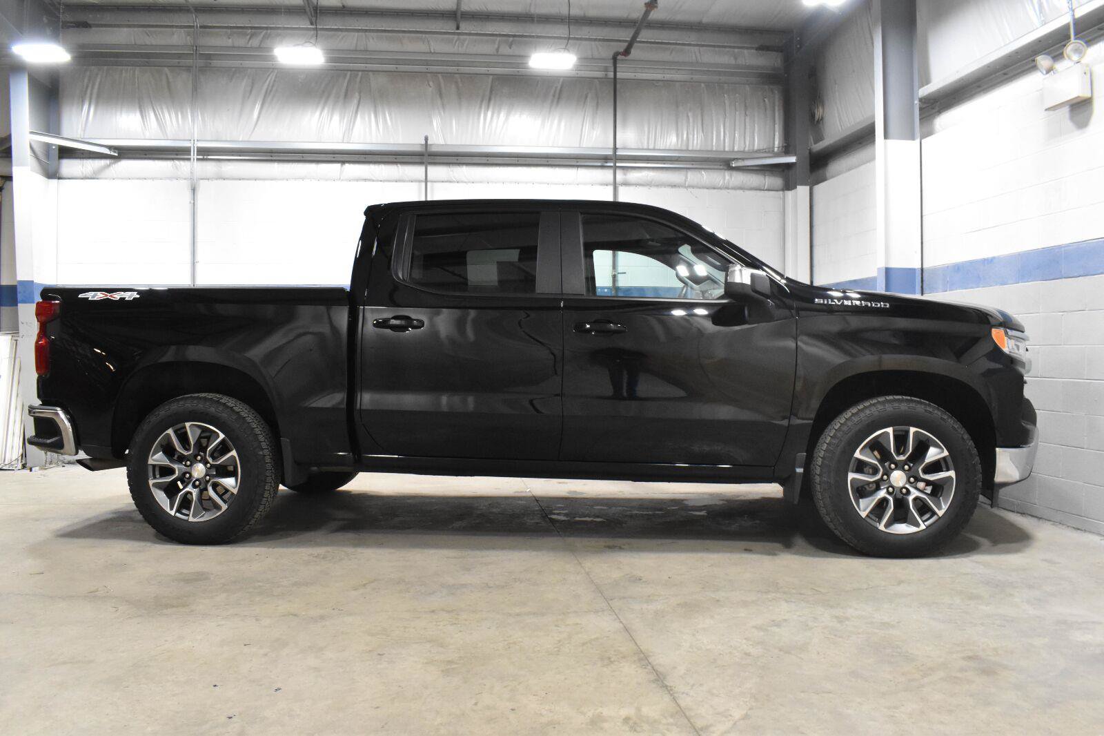 Used 2024 Chevrolet Silverado 1500 LT AWD/4WD image 25