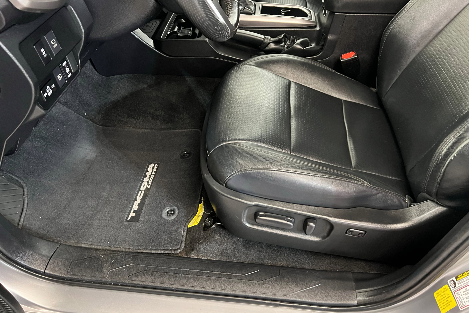 Used 2021 Toyota Tacoma Limited image 18