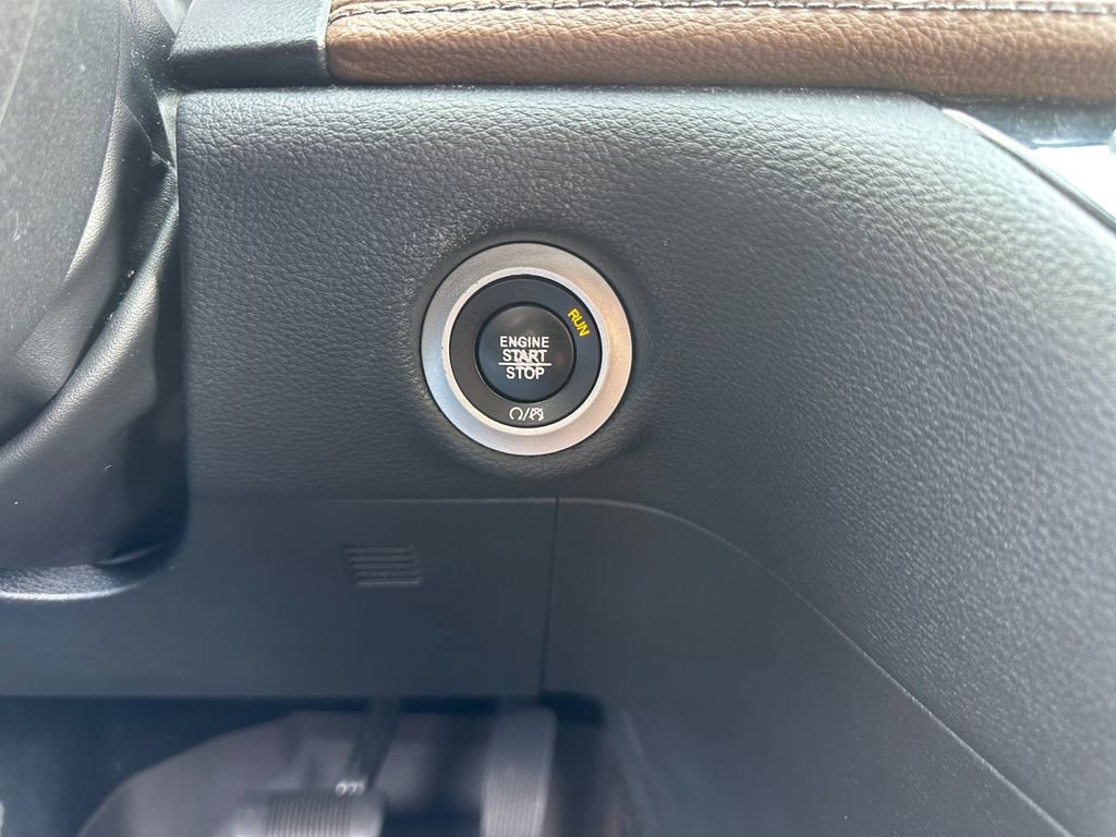 Used 2017 Chrysler Pacifica Limited w/ UConnect Theater Package FWD image 29