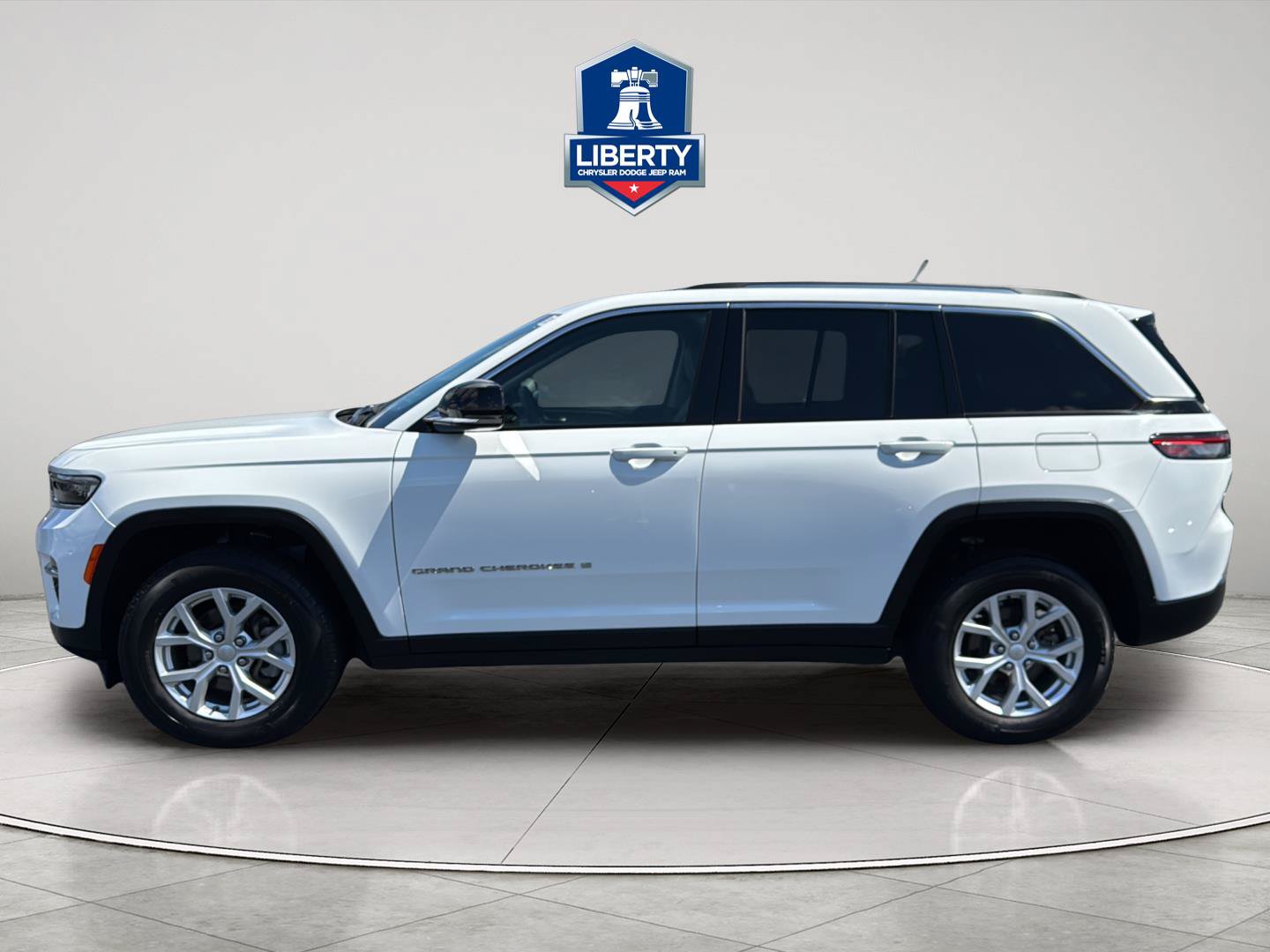 Certified 2023 Jeep Grand Cherokee Limited AWD/4WD image 5