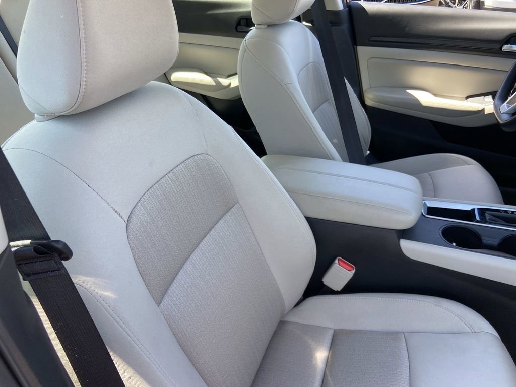 Used 2025 Nissan Altima 2.5 SV FWD image 22