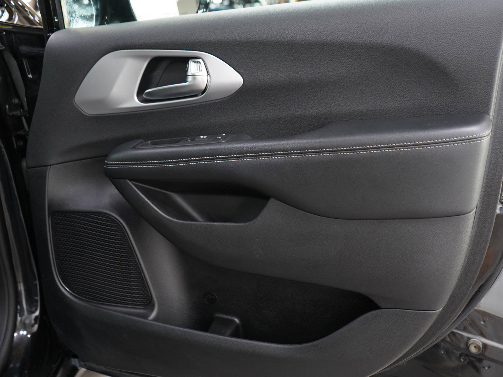 Used 2019 Chrysler Pacifica Touring Plus FWD image 9