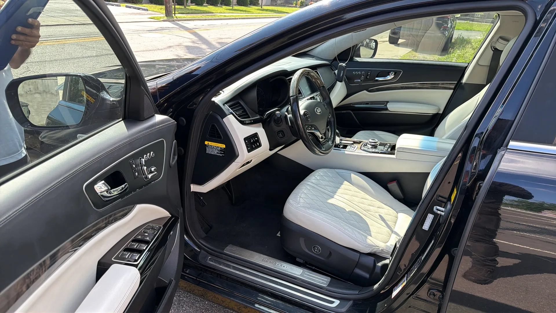 Used 2017 Kia K900 Luxury w/ VIP Plus Package RWD image 23