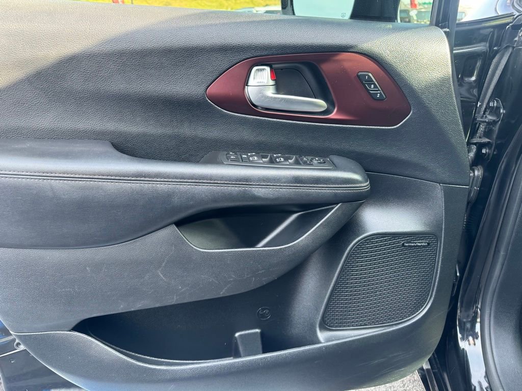 Used 2020 Chrysler Pacifica Limited image 10