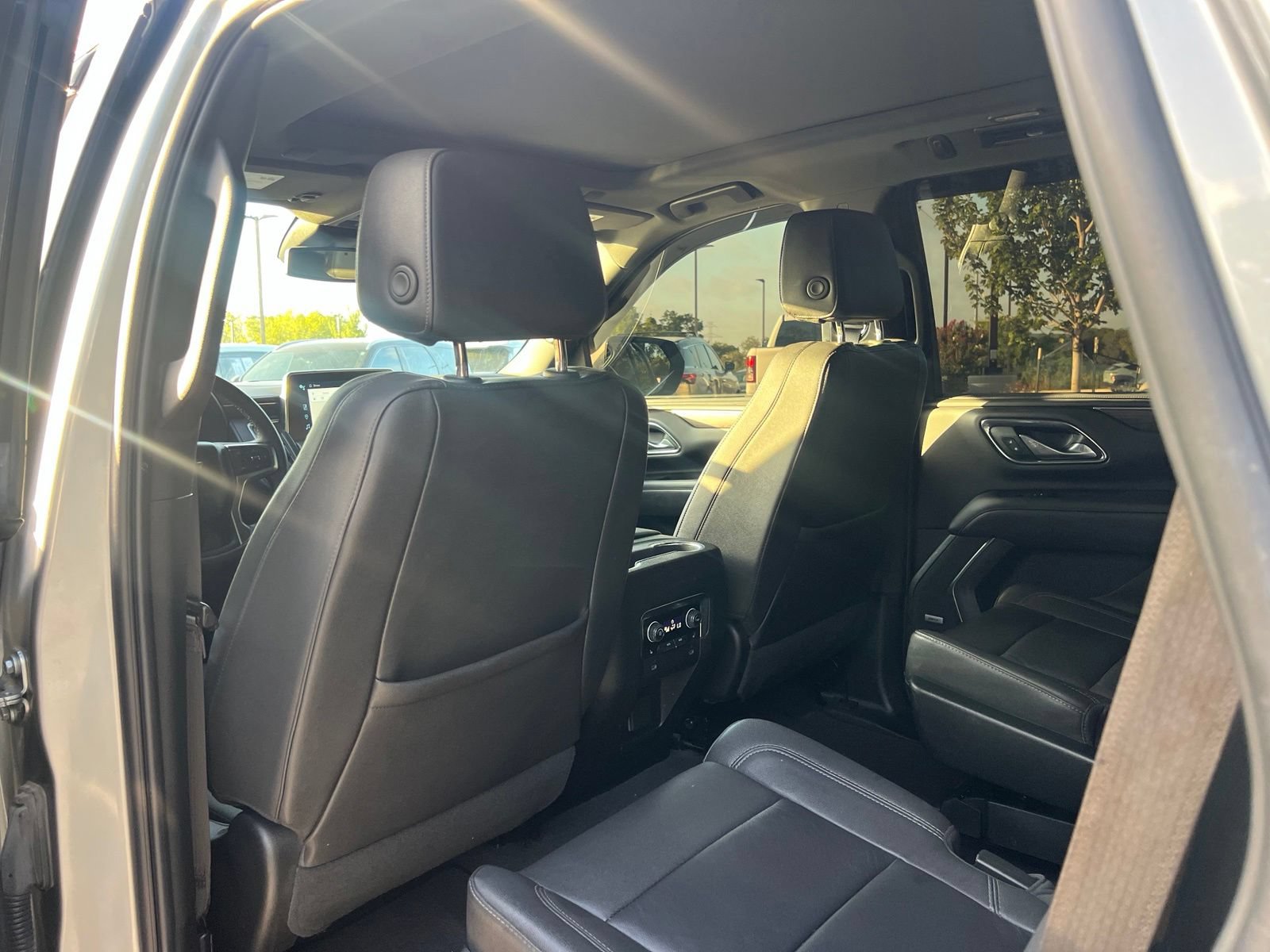 Used 2023 Chevrolet Tahoe Z71 w/ Luxury Package AWD/4WD image 19