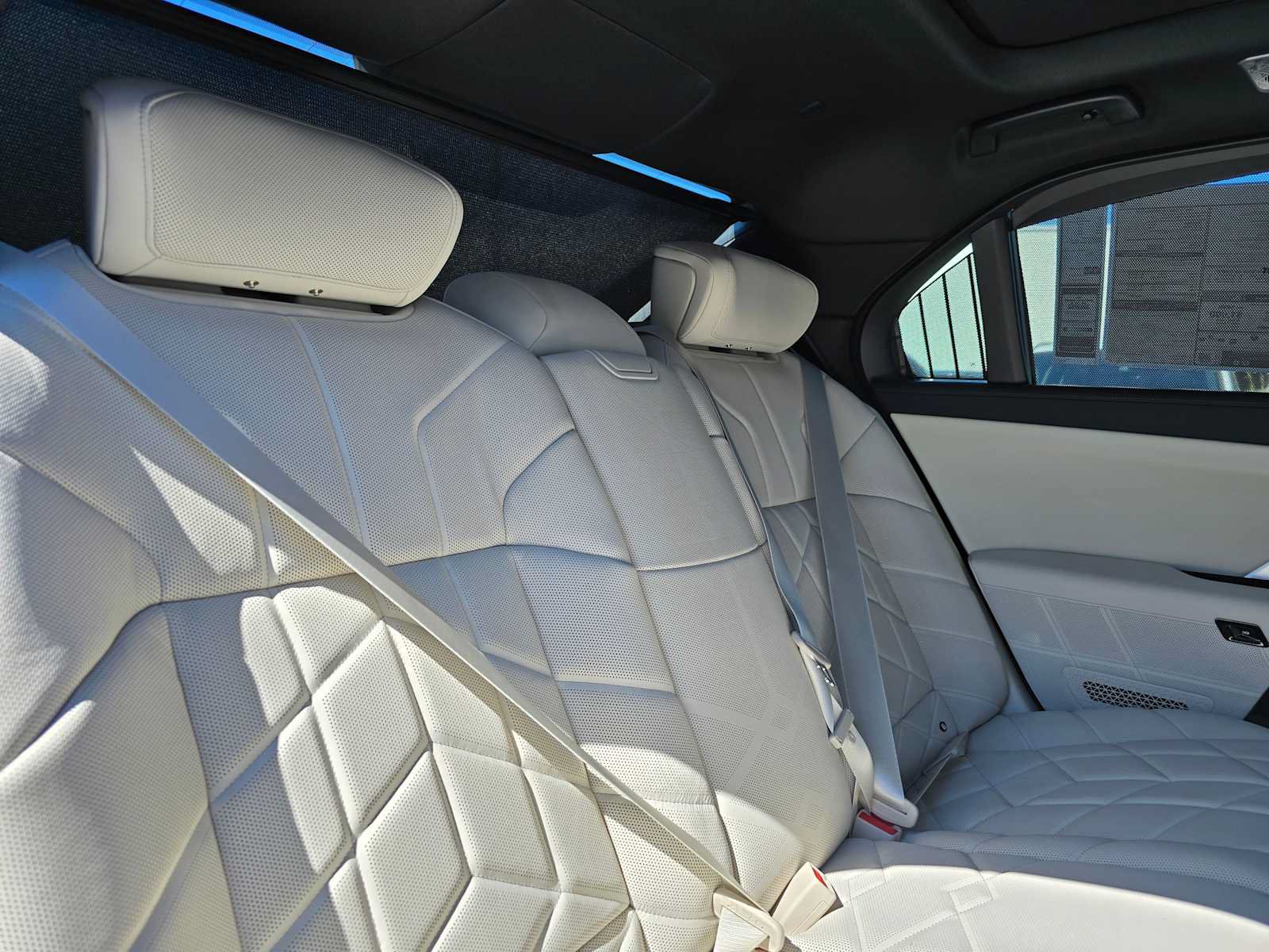 Used 2025 BMW 750e xDrive w/ Executive Package AWD/4WD image 15