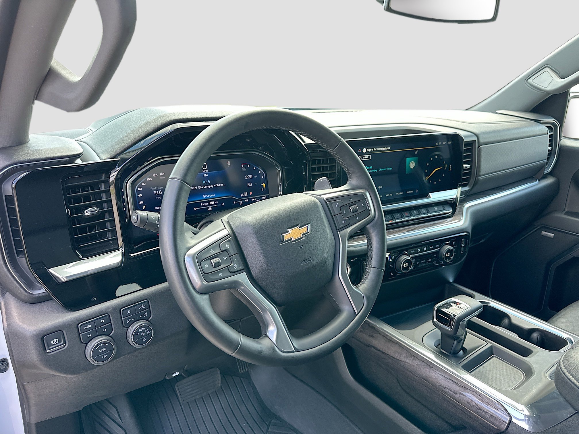 Used 2025 Chevrolet Silverado 1500 LTZ image 9