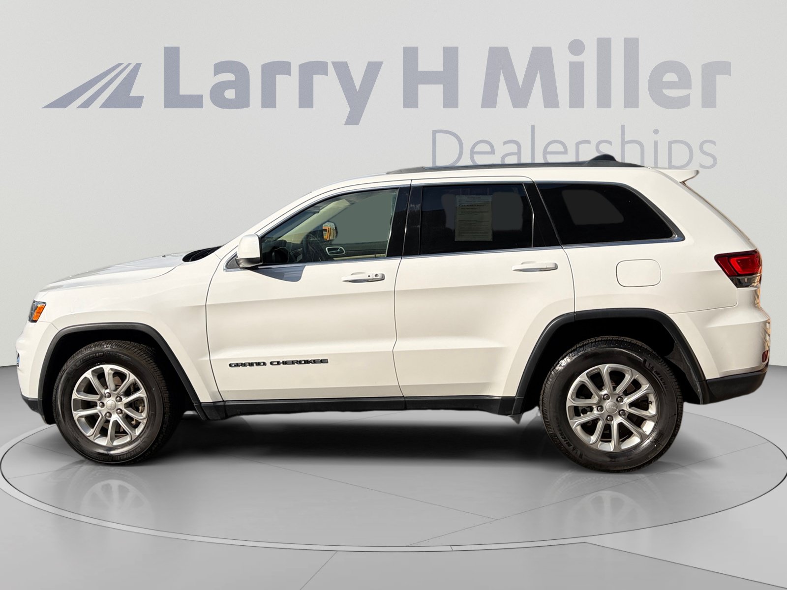 Used 2021 Jeep Grand Cherokee Laredo AWD/4WD image 2