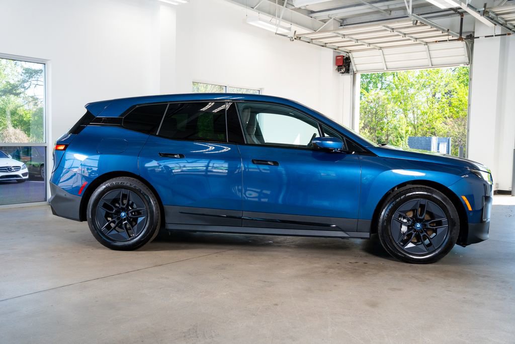 Used 2023 BMW iX xDrive50 w/ Premium Package AWD/4WD image 5