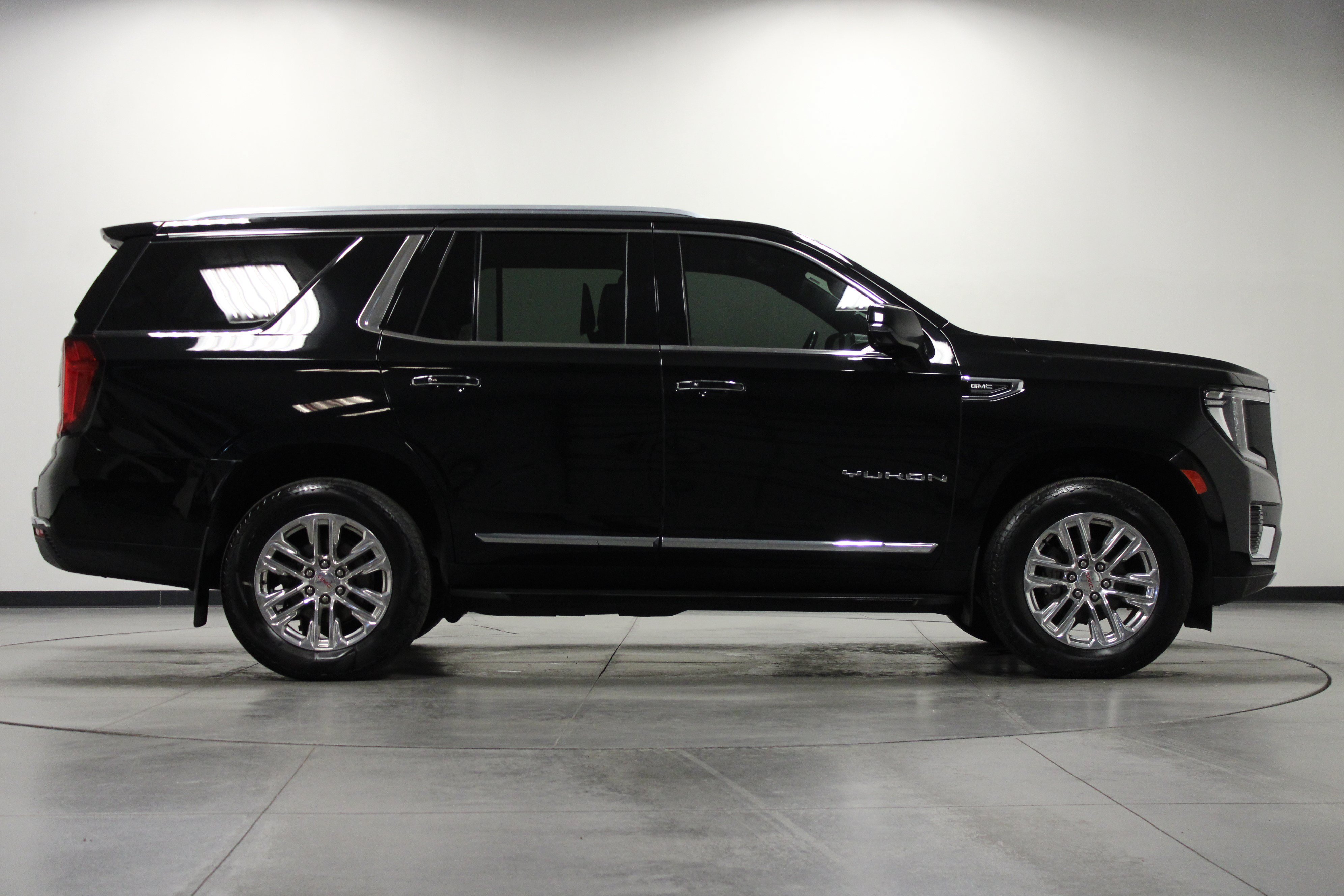 Used 2021 GMC Yukon SLT w/ SLT Luxury Plus Package AWD/4WD image 3