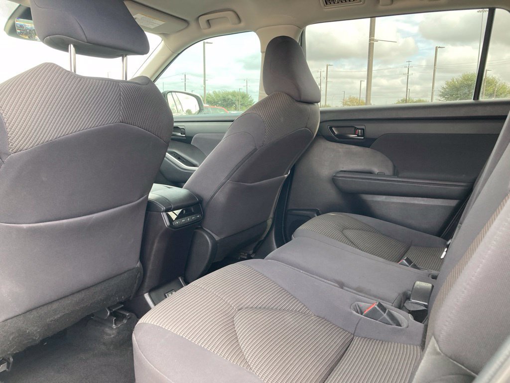 Used 2022 Toyota Highlander LE FWD image 11