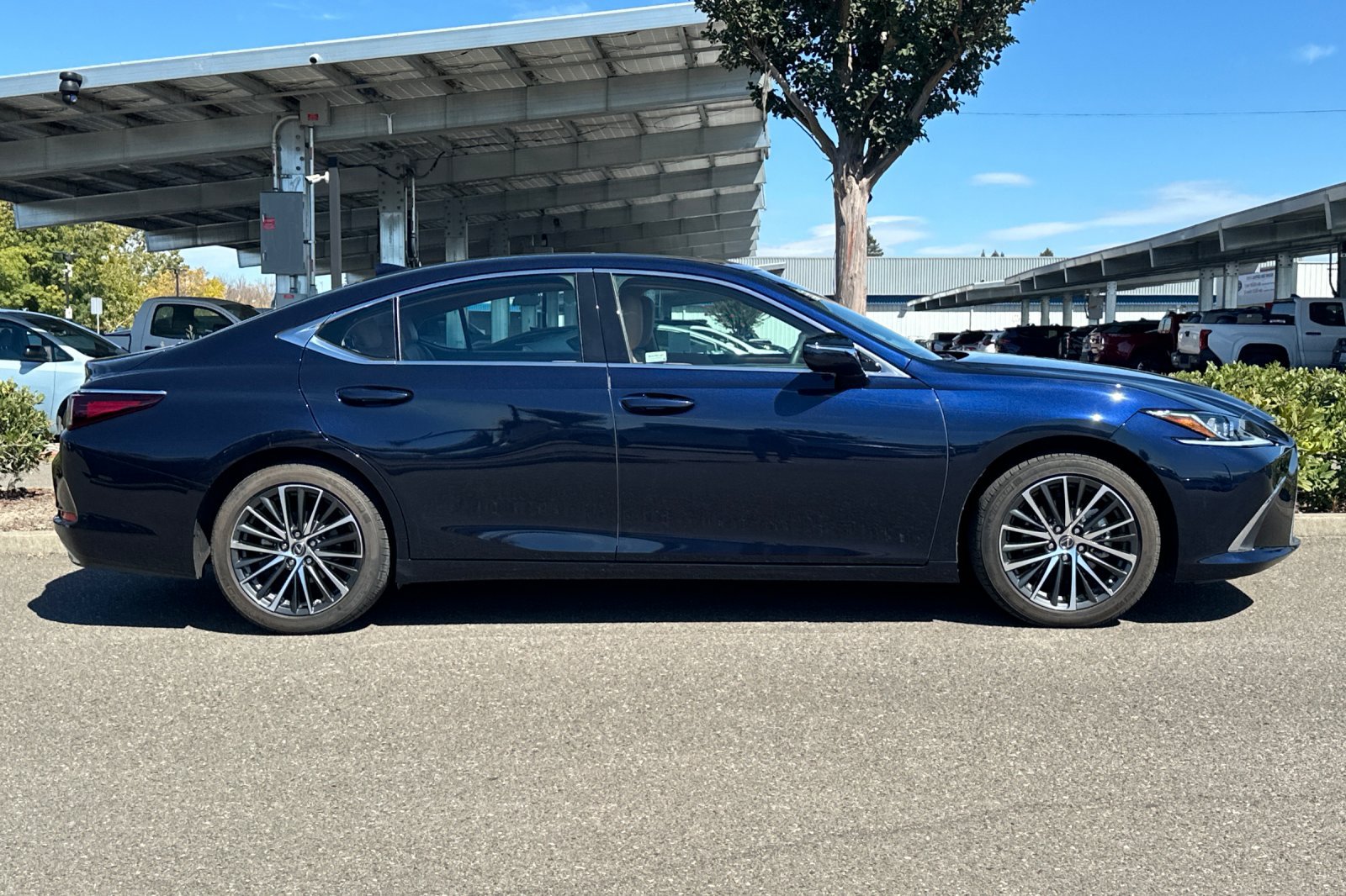 Used 2024 Lexus ES 350 w/ Premium Package FWD image 3