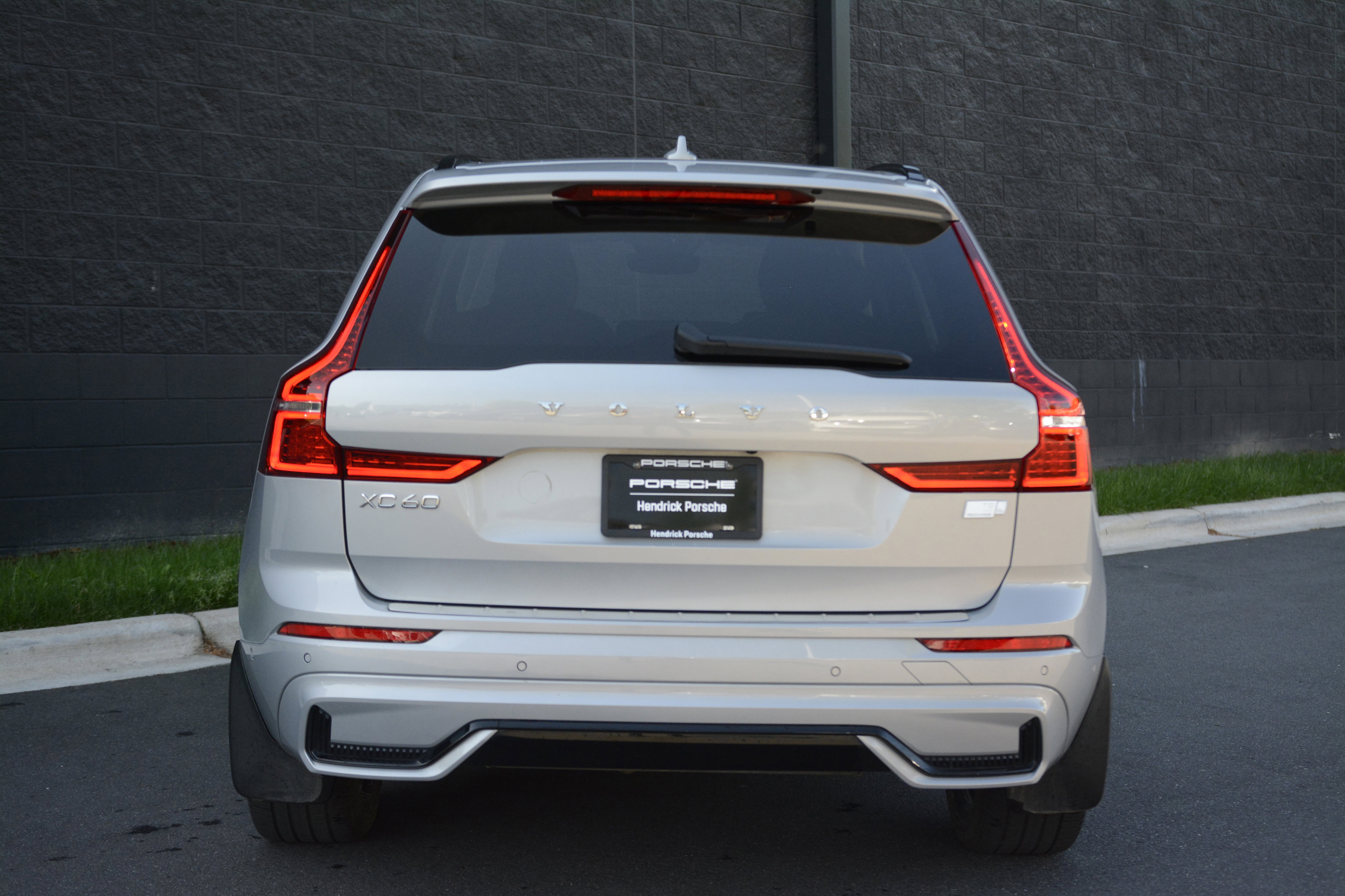 Used 2023 Volvo XC60 T8 Ultimate image 6