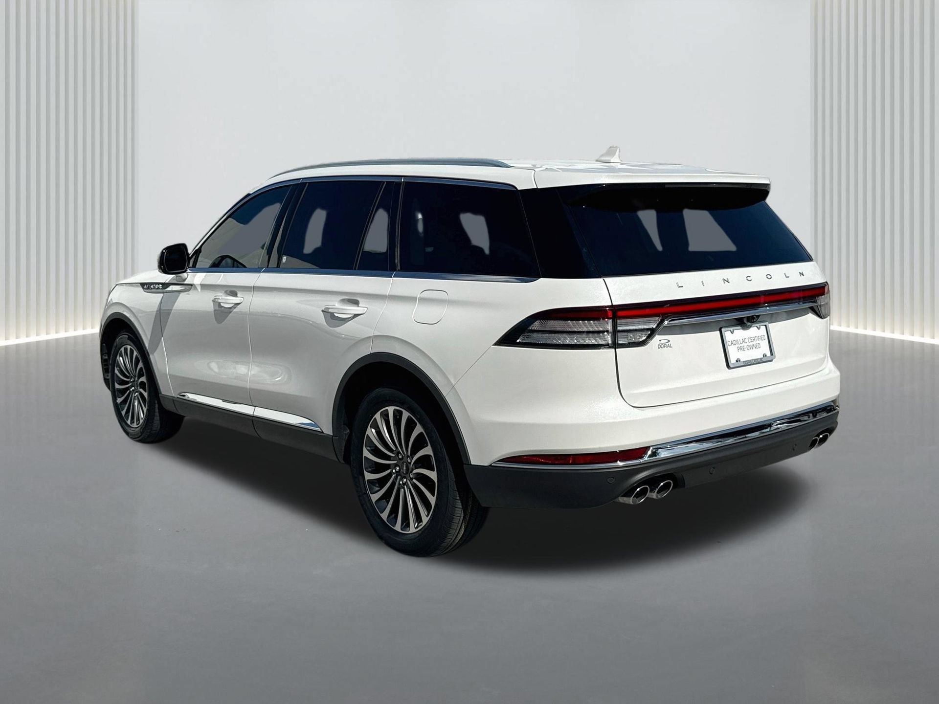 Used 2023 Lincoln Aviator 2WD w/ Premium Package image 3
