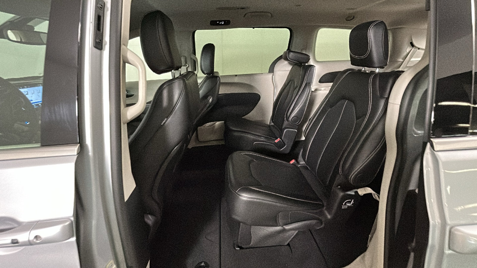 Used 2024 Chrysler Pacifica Touring-L AWD/4WD image 31
