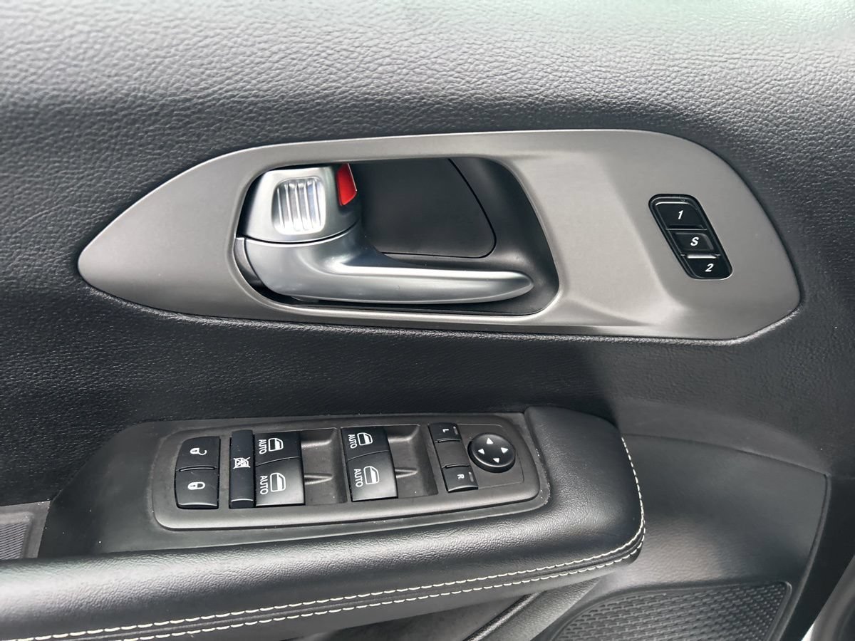 Used 2025 Chrysler Pacifica Select FWD image 15