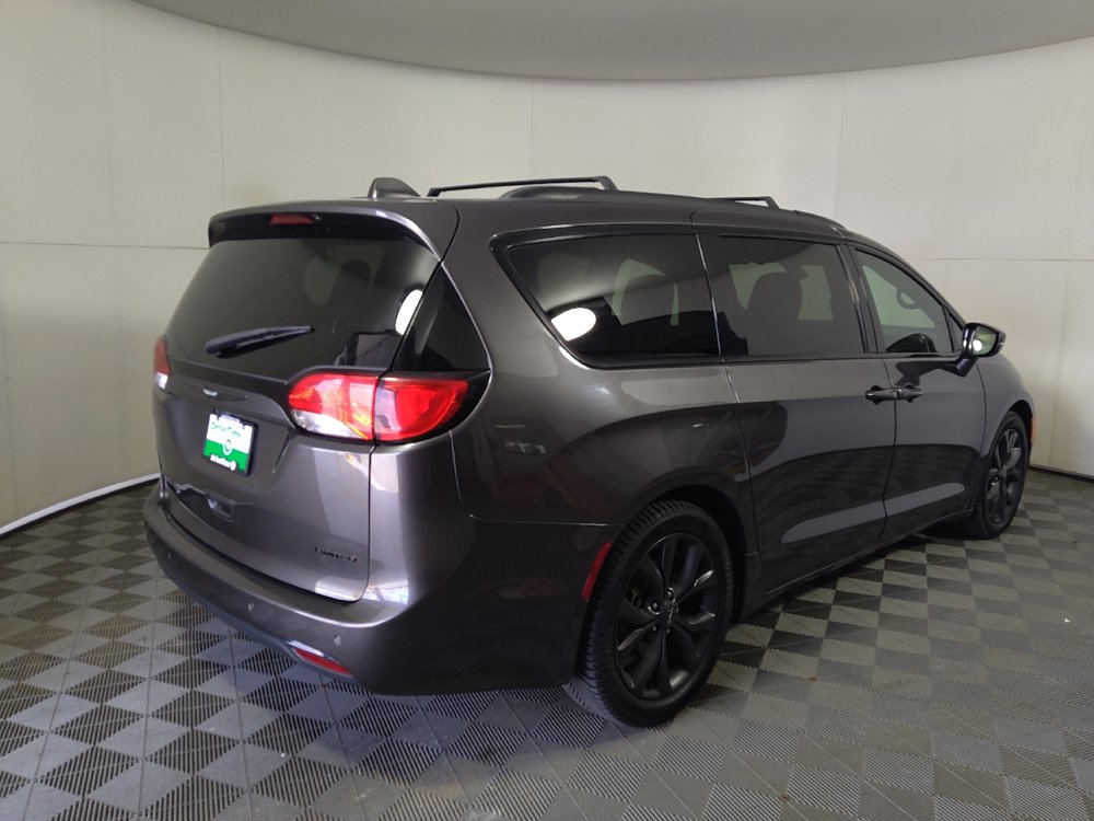 Used 2018 Chrysler Pacifica Limited w/ S Appearance Package FWD image 9