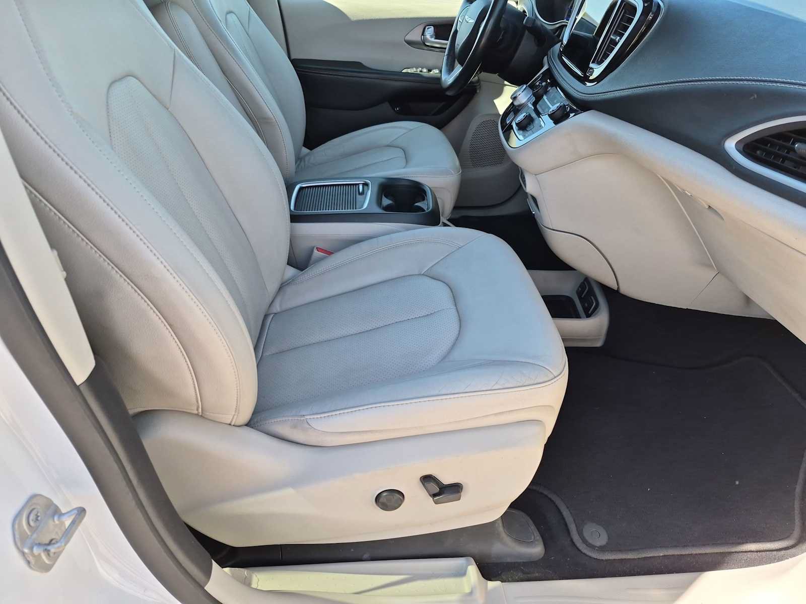 Used 2021 Chrysler Pacifica Touring-L FWD image 20