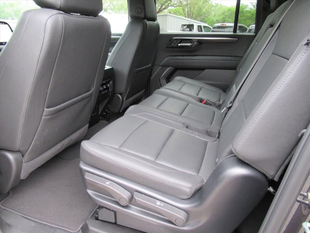 Used 2025 Chevrolet Suburban Z71 AWD/4WD image 32