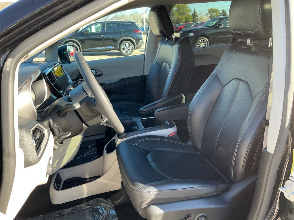 Used 2024 Chrysler Pacifica Touring-L FWD image 9