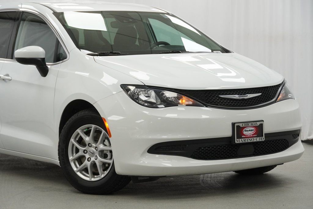 Used 2023 Chrysler Voyager LX image 3