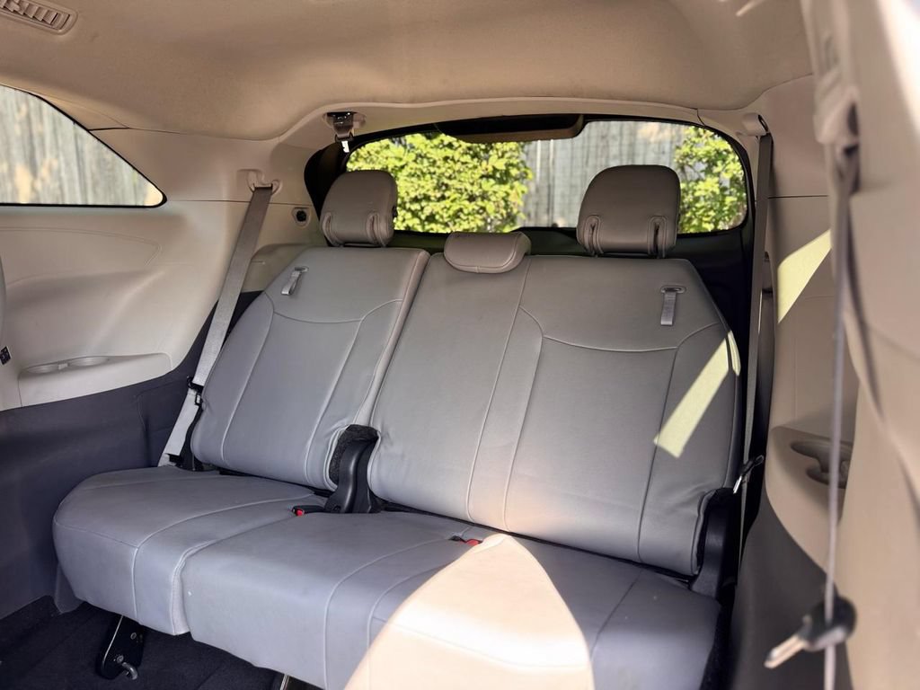Used 2023 Toyota Sienna XLE FWD image 23
