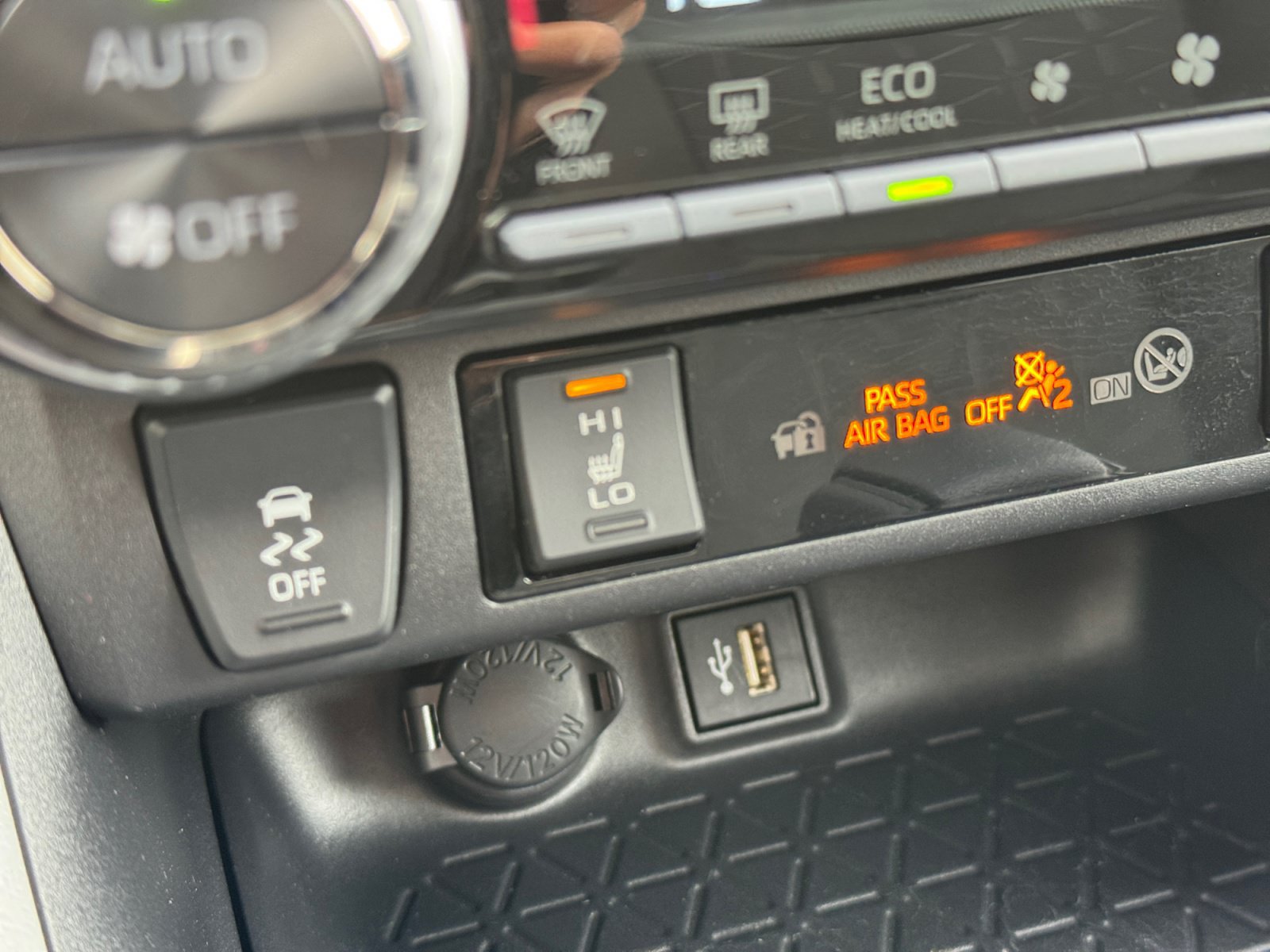 Used 2025 Toyota RAV4 XLE w/ Convenience Package AWD/4WD image 5