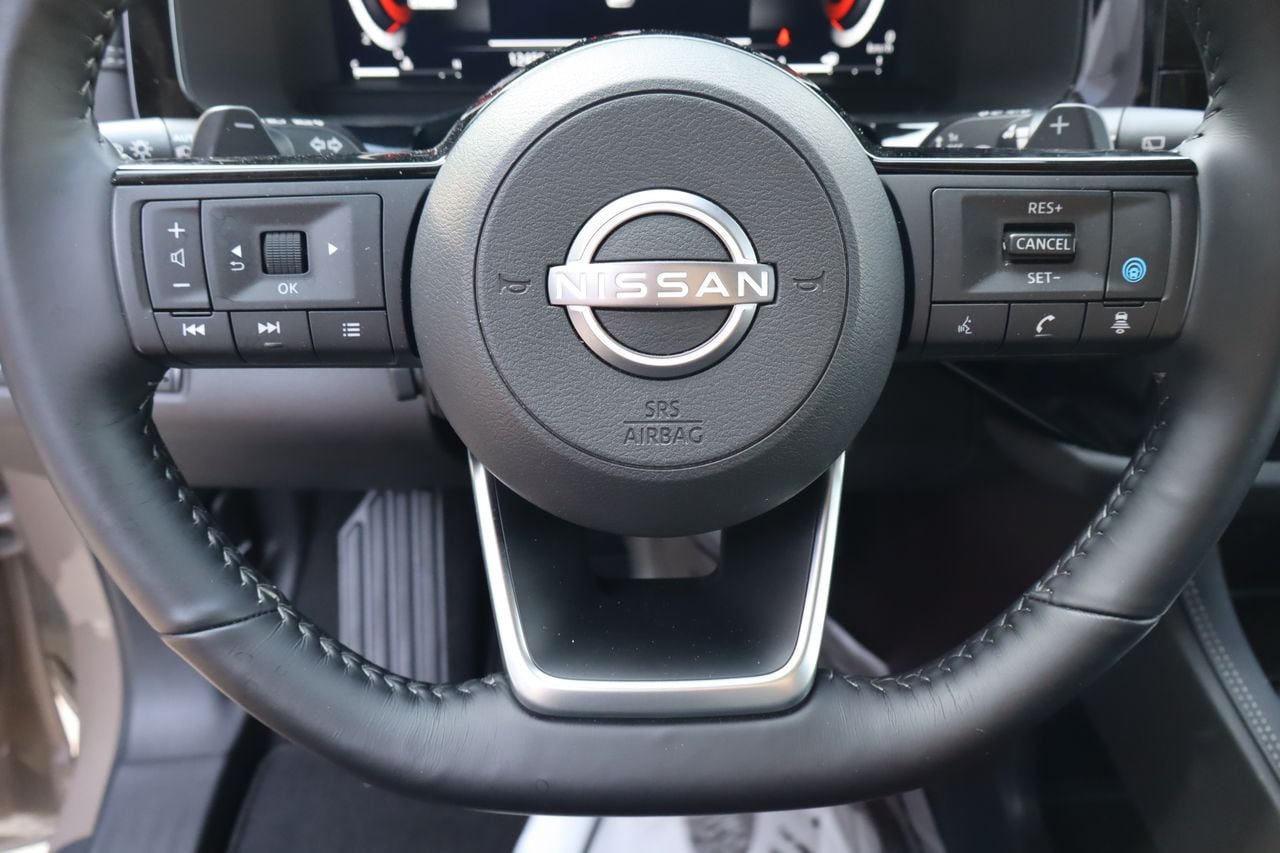 Used 2025 Nissan Pathfinder Platinum FWD image 13